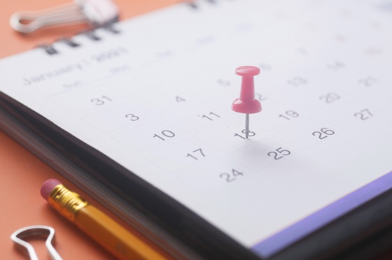 infographic picture of a calendar on a desk