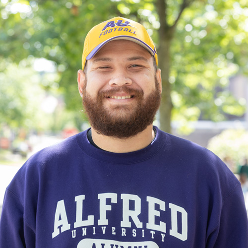 Headshot of Mo Perez