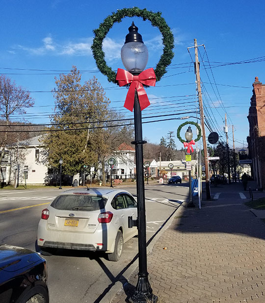 holiday wreath on light pole