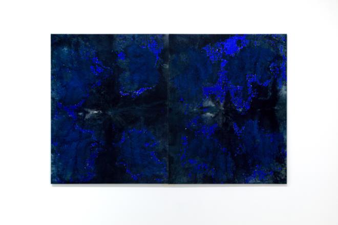 The painting is made up of two 110 x 140 cm canvases. On the canvas is varies shades of blues. Starting from the first bottom layer is a stained dark blue following the creases of folded canvas in the pattern of a grid. On each canvas, one crease vertically and one crease horizontally. Some white is showed through where the stain doesn’t take other. The second layer is dark blue (almost black) and phthalo blue (dark green toned blue) poured on top of the stained canvas. This layer blends in with the previous layer. The last layer is a drawing like pattern of ultramarine blue (saturated electro blue). The pattern spans across the painting. It is painted with taped edges resulting in a slightly raised surface. There are some spots of silvers around the ultramarine blue pattern. Looking from a distance, they are similar to stars from a night sky.  