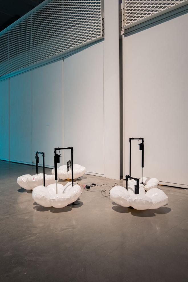 Photograph from a Thesis Exhibition by a 2023 MFA graduate Tomáš Penc featuring an installation view of his kinetic sculpture titled (Perpetual) Death of Lucretia. 