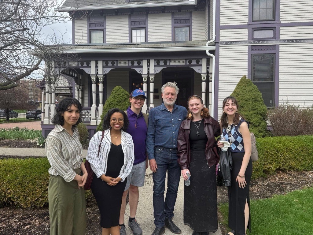 A photo of Bill Pullman with Alfred University students