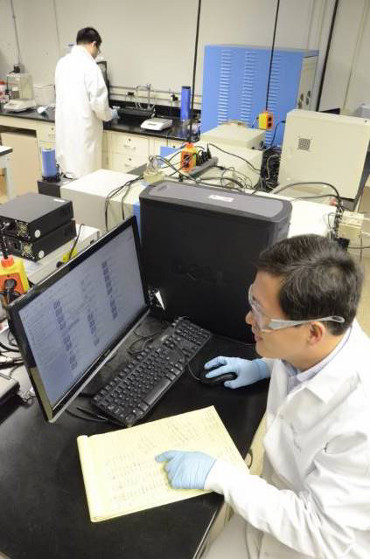 Yiquan Wu in a lab